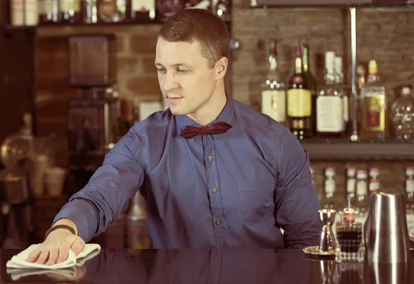 Jovem que trabalha como barman — Fotografia de Stock