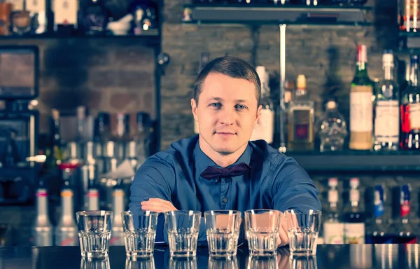 Jovem que trabalha como barman — Fotografia de Stock