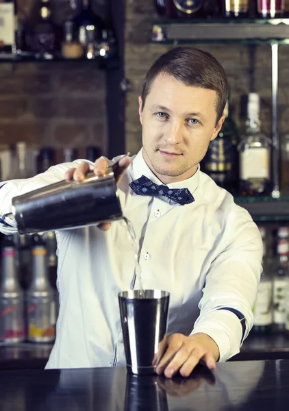 Junger Mann arbeitet als Barkeeper — Stockfoto