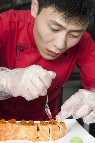 Japanischer Koch bereitet eine Mahlzeit zu — Stockfoto