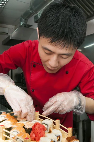 Japanischer Koch bereitet eine Mahlzeit zu — Stockfoto