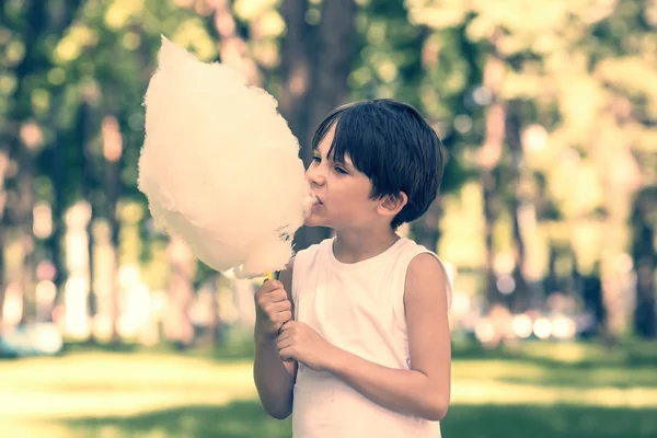 Chlapec jíst cukrovou vatu — Stock fotografie