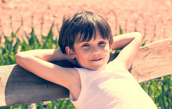 Ragazzo a fare una passeggiata nel parco — Foto Stock