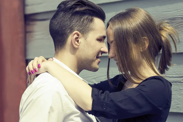 Jovem casal no parque — Fotografia de Stock