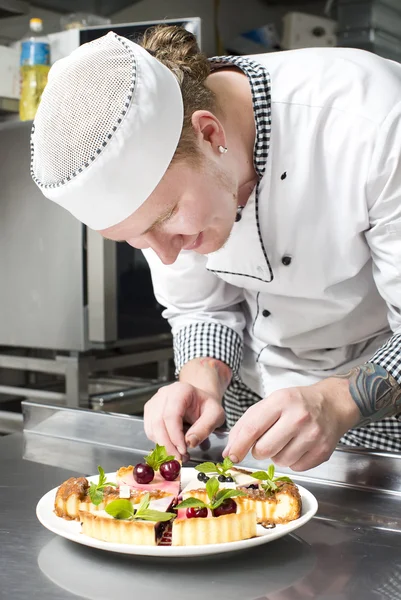 Koch bereitet Essen zu — Stockfoto