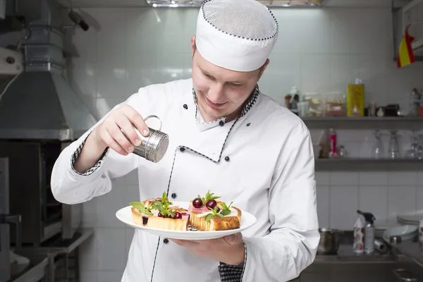 Chef préparant la nourriture — Photo