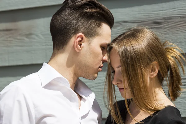 Young couple in park — Stock Photo, Image