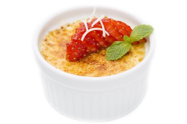 çilek ile süslenmiş Creme brulee