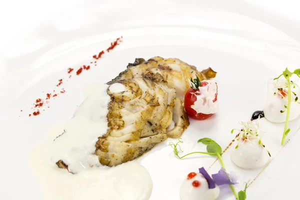 ホワイト ソースでグリルした魚のフィレ肉のロースト — ストック写真