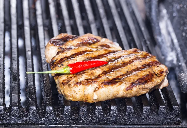 Große Rindersteak auf dem Grill gekocht — Stockfoto