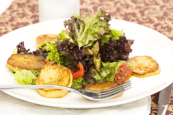 Patates salatası ve yeşillik — Stok fotoğraf