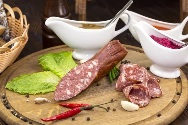 Saucisses sur une assiette en bois — Photo