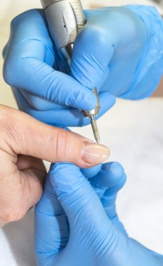 Manikür yapan kadın.