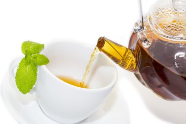 çay demlik dökülür