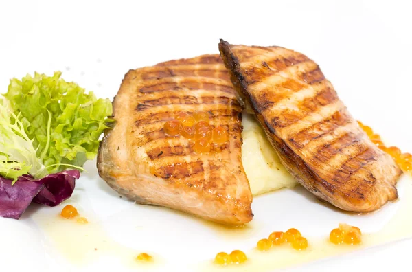 Filet de saumon grillé aux légumes et au caviar — Photo