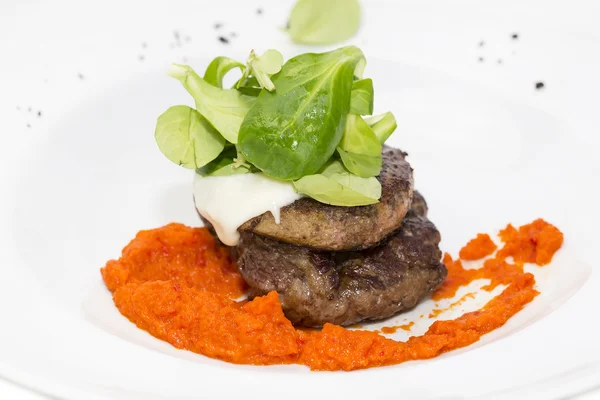 Gebackenes Fleisch in einer Soße aus Paprika und Tomaten — Stockfoto