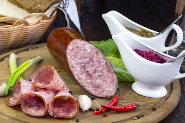 Saucisses sur une assiette en bois — Photo