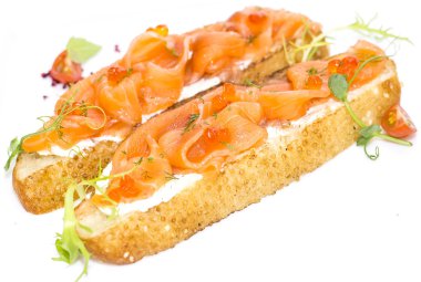 sandviç somon havyar ve süslenmiş yeşillikleri ile