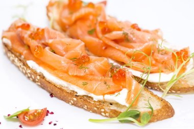 sandviç somon havyar ve süslenmiş yeşillikleri ile