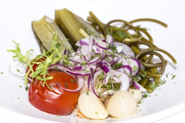 Salamura sebze, salatalık domates sarımsak ve kuşkonmaz lahana