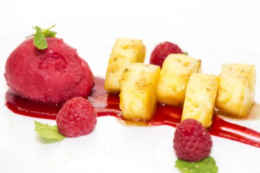 ızgara ananas karamel sos ve sorbe ile