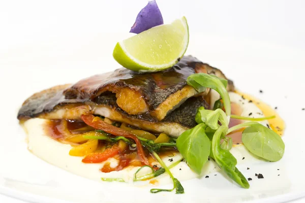 Ugnsbakad fisk med grönsaker och svamp — Stockfoto