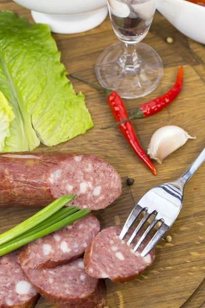 Saucisses sur une assiette en bois — Photo