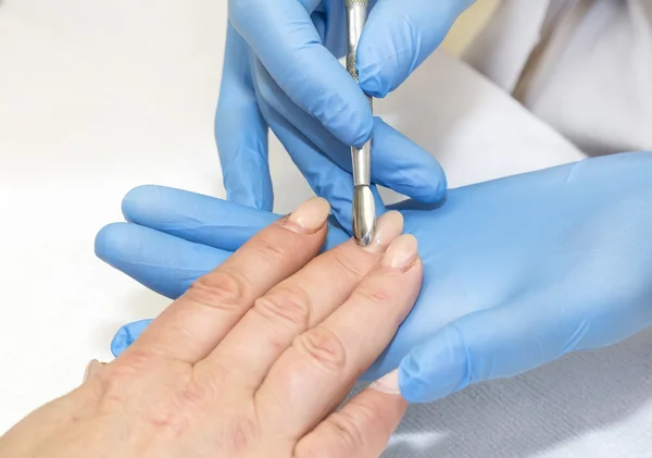 Mujer haciendo manicura — Foto de Stock