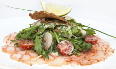 salata yeşillikleri ve karides eti