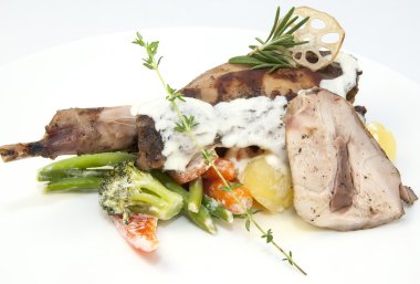 Kızarmış tavşan et ve patates sebze ile