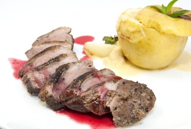 pişmiş et sosu ve garnitür ile