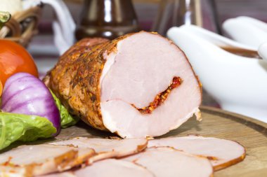 Masanın üzerine pastırma