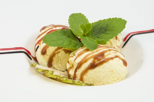 Bolas de helado decoradas con menta —  Fotos de Stock