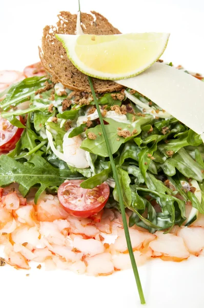 Salade greens en garnalen vlees — Stockfoto