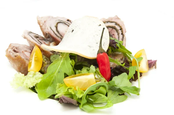 Курка в каррі з салатом і соусом — стокове фото