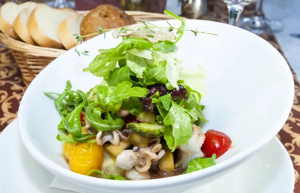 Salade de poulpe et de légumes verts — Photo