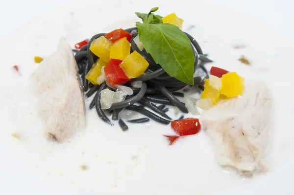 チーズとブラック ホワイト スパゲッティ — ストック写真