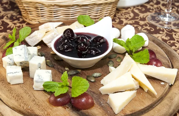 Kaas plaat met verschillende soorten kaas — Stockfoto