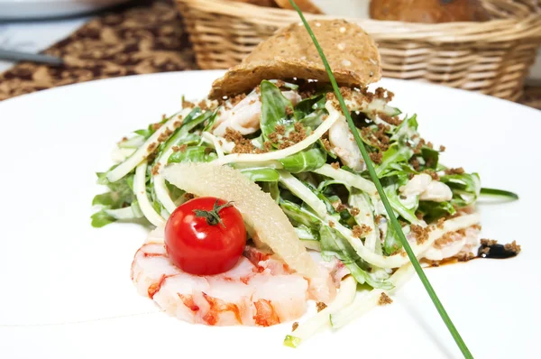 Salatgemüse und Garnelenfleisch — Stockfoto