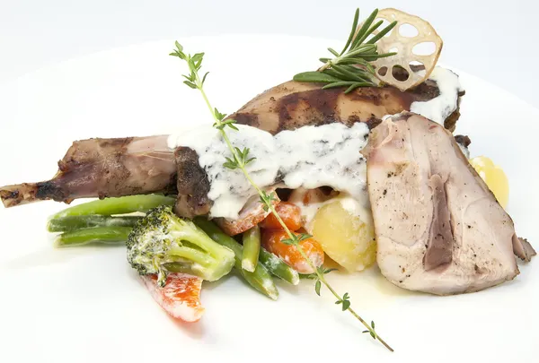 Pečené králičí maso a brambory se zeleninou — Stock fotografie