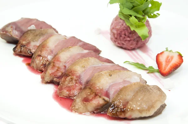 Печёное мясо с соусом и гарниром — стоковое фото
