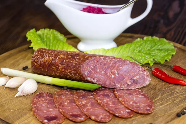 Saucisses sur une assiette en bois — Photo