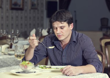 bir genç adam akşam yemeği