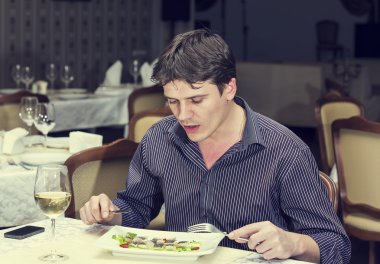 bir genç adam akşam yemeği