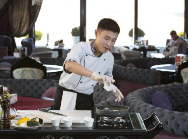 Japon Şef yemek hazırlama