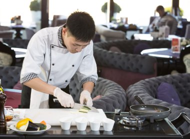 Japon Şef yemek hazırlama