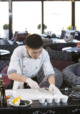 Japon Şef yemek hazırlama