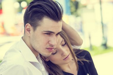 Parktaki genç çift.