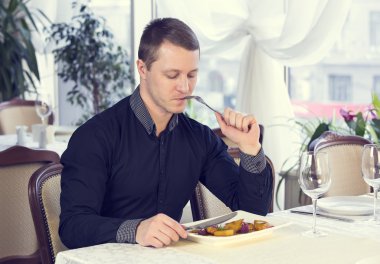 genç adam yemek yemek