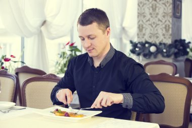 genç adam yemek yemek